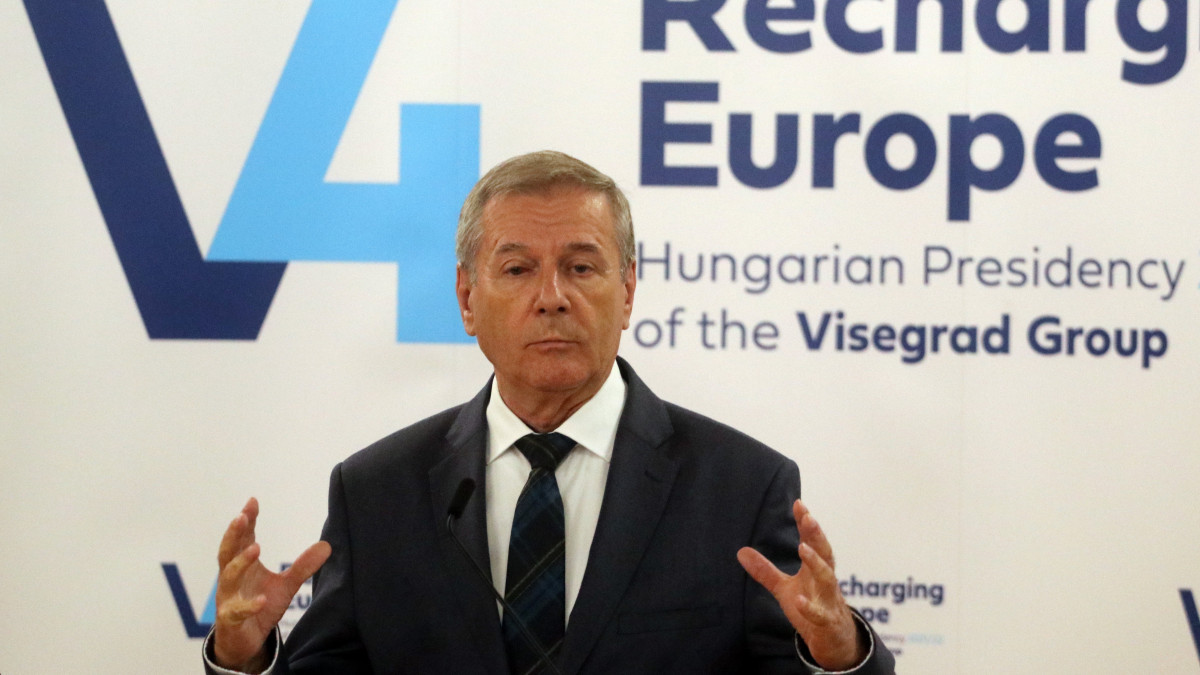 Benkő Tibor honvédelmi miniszter a V4-ek védelmi miniszteri értekezletén tartott sajtótájékoztatón Erdőbényén 2021. október 1-jén.