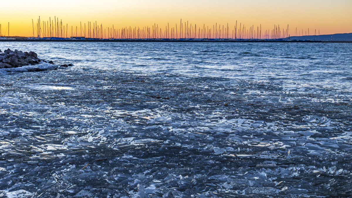 A viharos erejű szél miatt összetorlódott jég a Balatonnál, a balatonfenyvesi parton 2022. január 30-án.