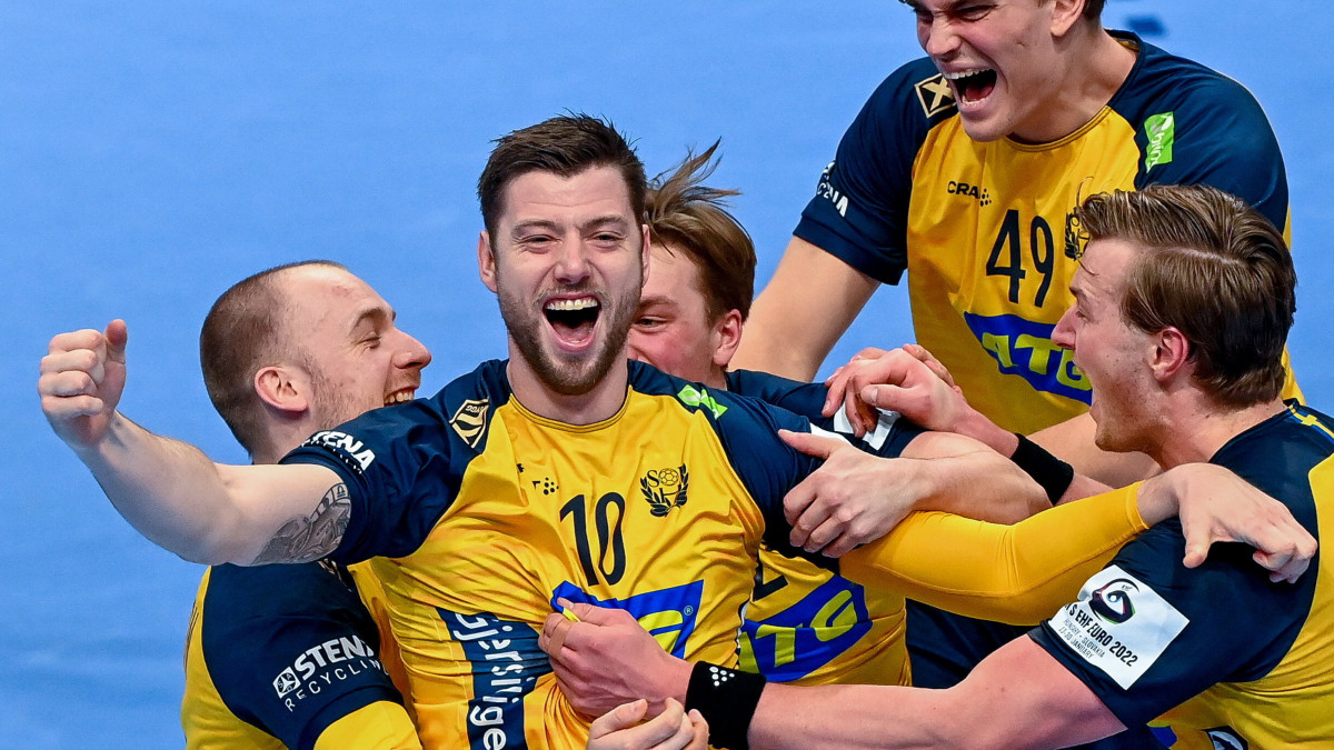 A svéd válogatott játékosai ünneplik győzelmüket a magyar-szlovák közös rendezésű férfi kézilabda Európa-bajnokság döntőjében játszott Svédország - Spanyolország mérkőzés után a budapesti MVM Dome-ban 2022. január 30-án. Svédország 27-26-ra győzött.