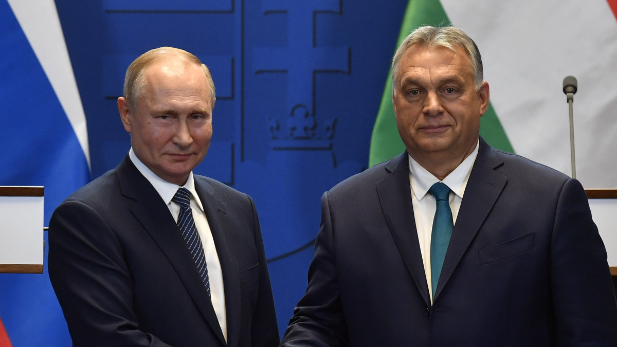 Vlagyimir Putyin orosz elnök (b) és Orbán Viktor miniszterelnök a tárgyalásukat követően tartott sajtótájékoztatón a Karmelita kolostorban 2019. október 30-án.