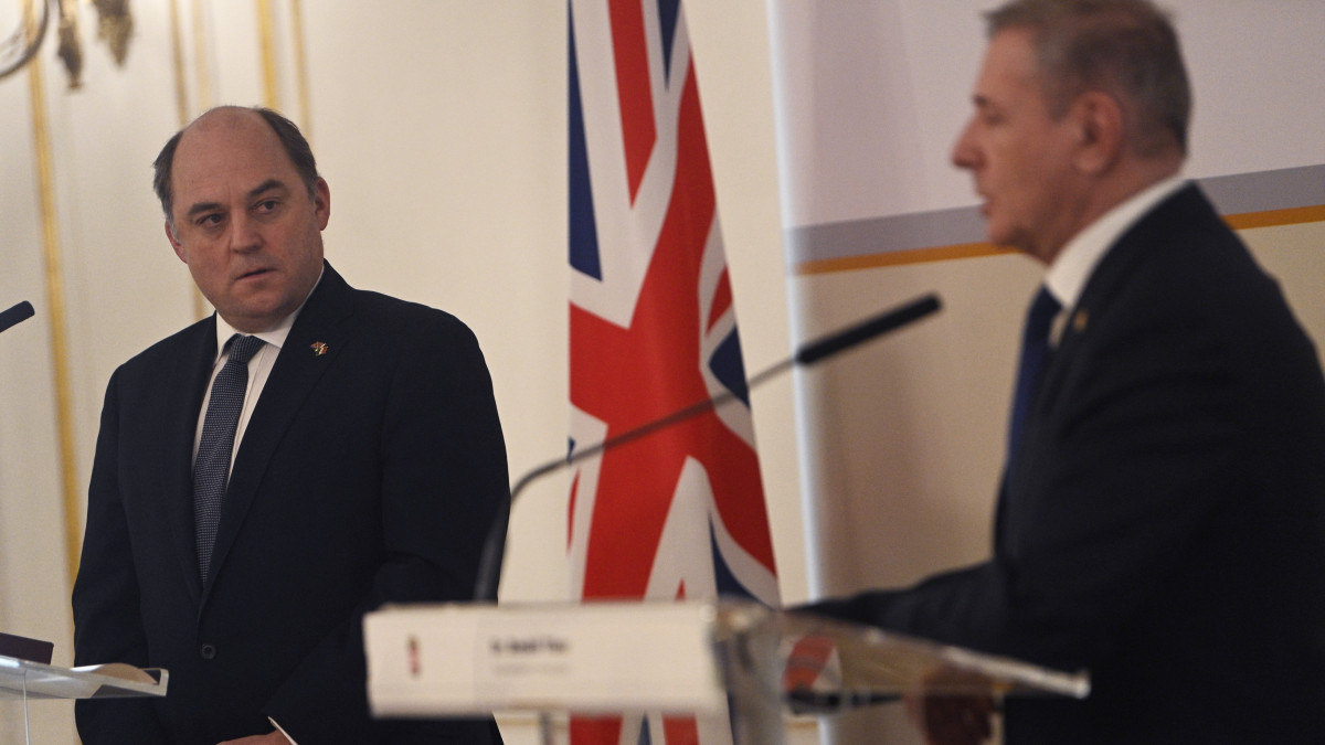 Benkő Tibor honvédelmi miniszter (j) és Ben Wallace brit védelmi miniszter a megbeszélésüket követően tartott sajtótájékoztatón a Stefánia Palotában 2022. január 31-én.