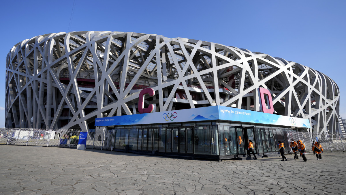 Munkások érkeznek a pekingi Nemzeti Stadionba 2022. január 31-én. A kínai fővárosban február 4-20. között rendezik a 2022-es téli ötkarikás játékokat.