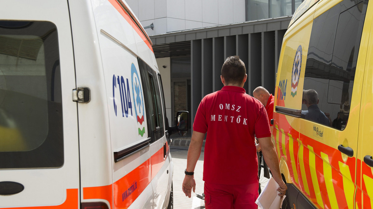Egy mentő érkezik a nyíregyházi Jósa András Oktatókórház megújult sürgősségi osztályára 2016. április 6-án.