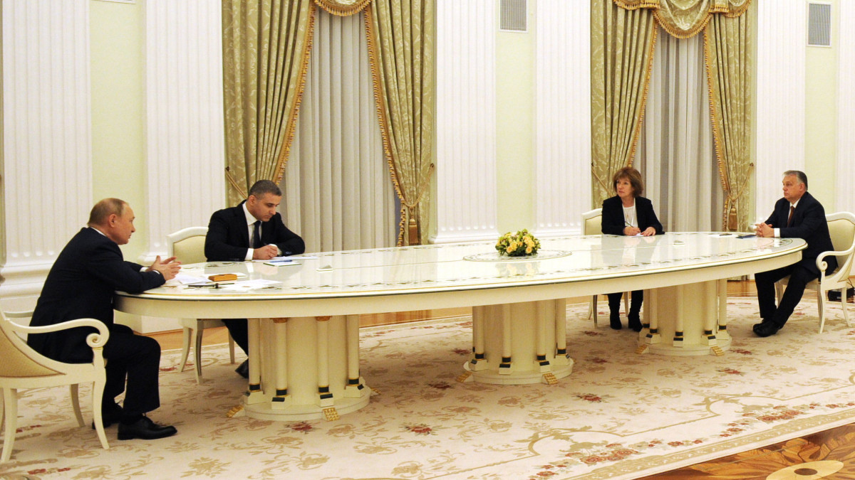 A Kreml által közreadott képen Vlagyimir Putyin orosz elnök (b) és Orbán Viktor miniszterelnök (j) tárgyalása a moszkvai Kremlben 2022. február 1-jén.