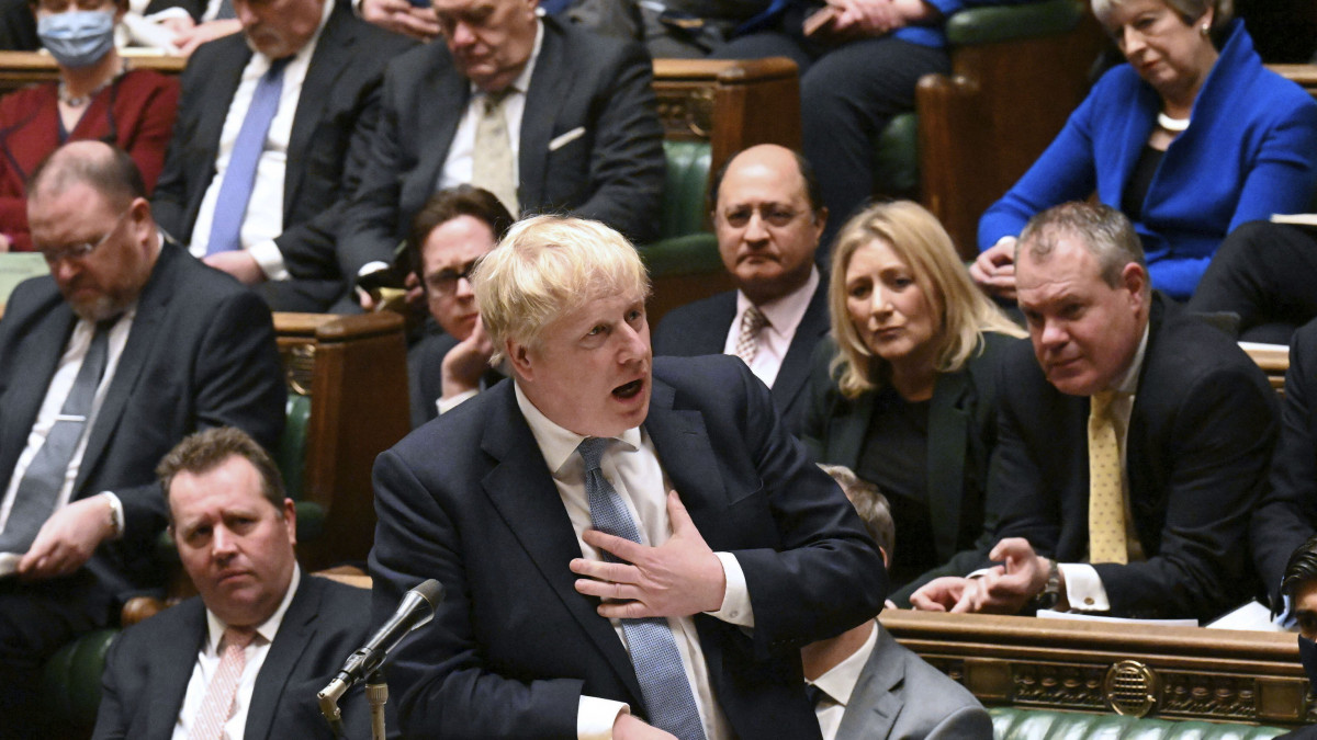A brit parlament által közreadott képen Boris Johnson brit miniszterelnök felszólal a brit parlament alsóházában Londonban 2022. január 31-én. Johnson bocsánatot kért, amiért a koronavírus-járvány megfékezésére elrendelt korábbi zárlatok idején partikat és egyéb összejöveteleket rendeztek a londoni miniszterelnöki hivatalban.