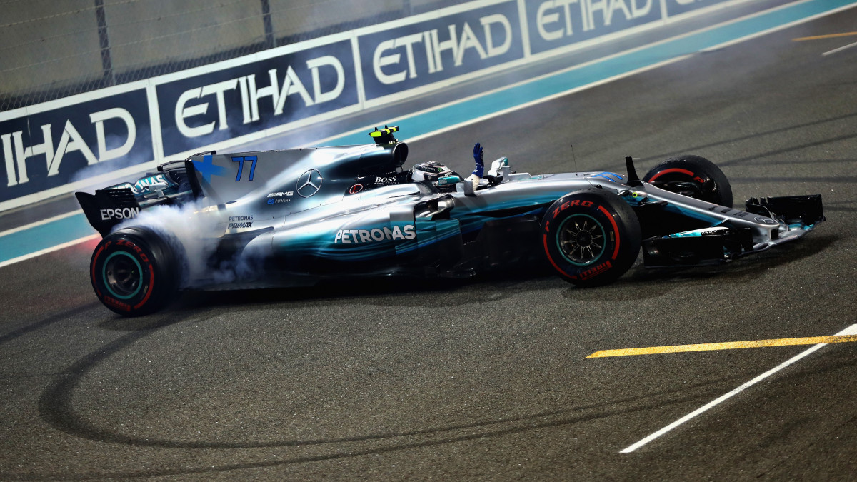 ABU DHABI, UNITED ARAB EMIRATES - NOVEMBER 26:  Race winner Valtteri Bottas driving the (77) Mercedes AMG Petronas F1 Team Mercedes F1 WO8 celebrates with donuts on track during the Abu Dhabi Formula One Grand Prix at Yas Marina Circuit on November 26, 2017 in Abu Dhabi, United Arab Emirates.  (Photo by Mark Thompson/Getty Images)