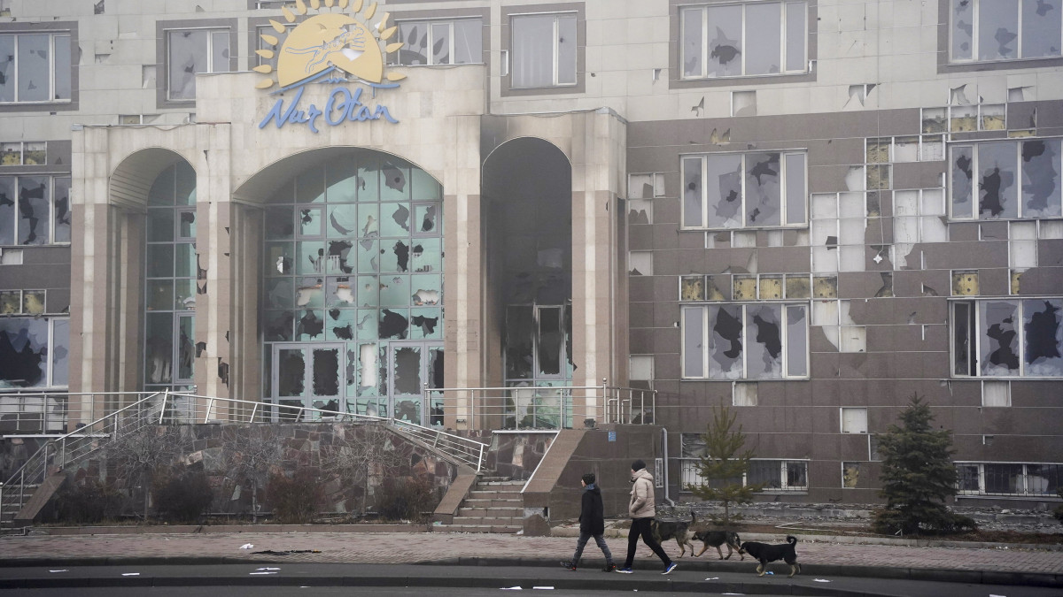 A kazahsztáni kormányzó párt, a Nur Otan (Haza Pártja) megrongált épülete Almatiban 2022. január 6-án. Kazahsztánban napok óta heves összecsapások zajlanak tüntetők és a biztonsági erők között, és ezeknek több tucatnyi halálos áldozata van. Az erőszakos tüntetők több középületet kifosztottak és felgyújtottak. A cseppfolyós földgáz árának emelkedése miatt kezdődött tiltakozások országos rezsimellenes tömegmegmozdulássá szélesedtek. Kaszim-Zsomart Tokajev kazah elnök arra utasította a rendvédelmi szerveket és a hadsereget, hogy figyelmeztetés nélkül nyissanak tüzet.