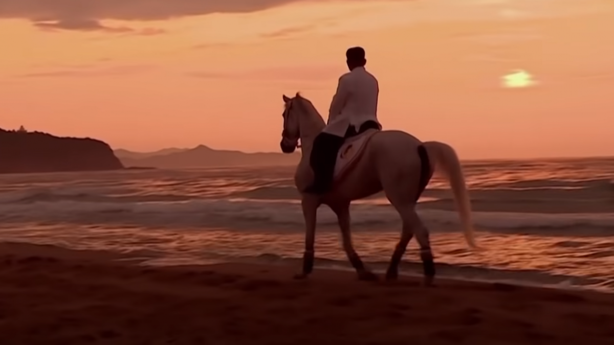Fehér lovon mereng Kim Dzsong Un a tengerparton – videó