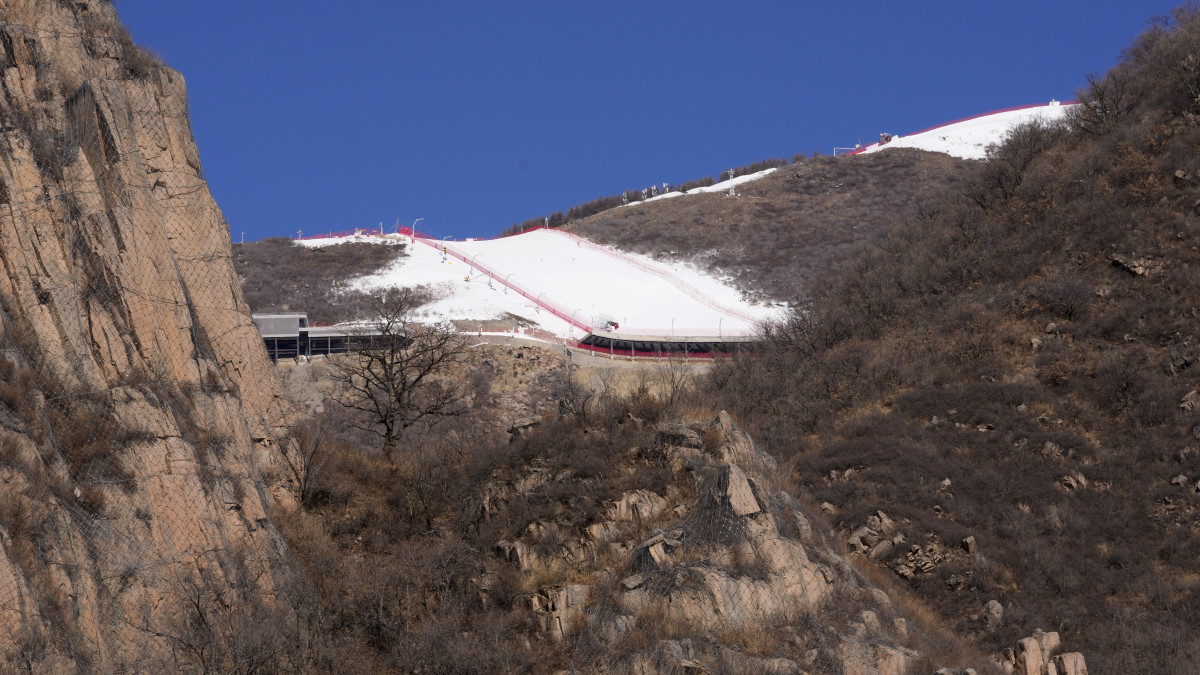 A Nemzeti Alpesisí Központ lesiklópályája a jencsingi zónában 2022. február 2-án, két nappal a 2022-es pekingi téli olimpia hivatalos megnyitója előtt.