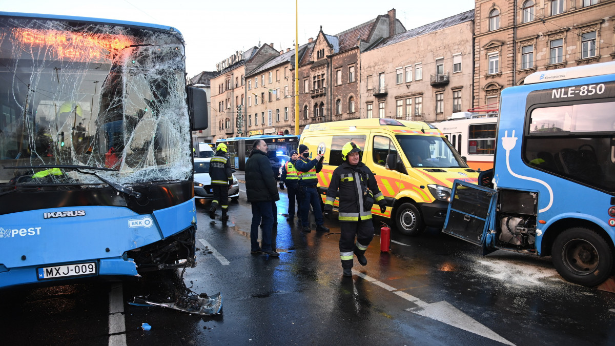 Összetört autóbuszok a XII. kerületi Alkotás utcában 2022. február 2-án. A Széll Kálmán tér irányába haladó oldalon két busz és két autó összeütközött. Az elsődleges információk szerint négy ember sérült meg.