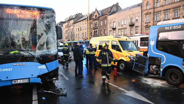 Tömegkarambol Budapesten, buszok is érintettek