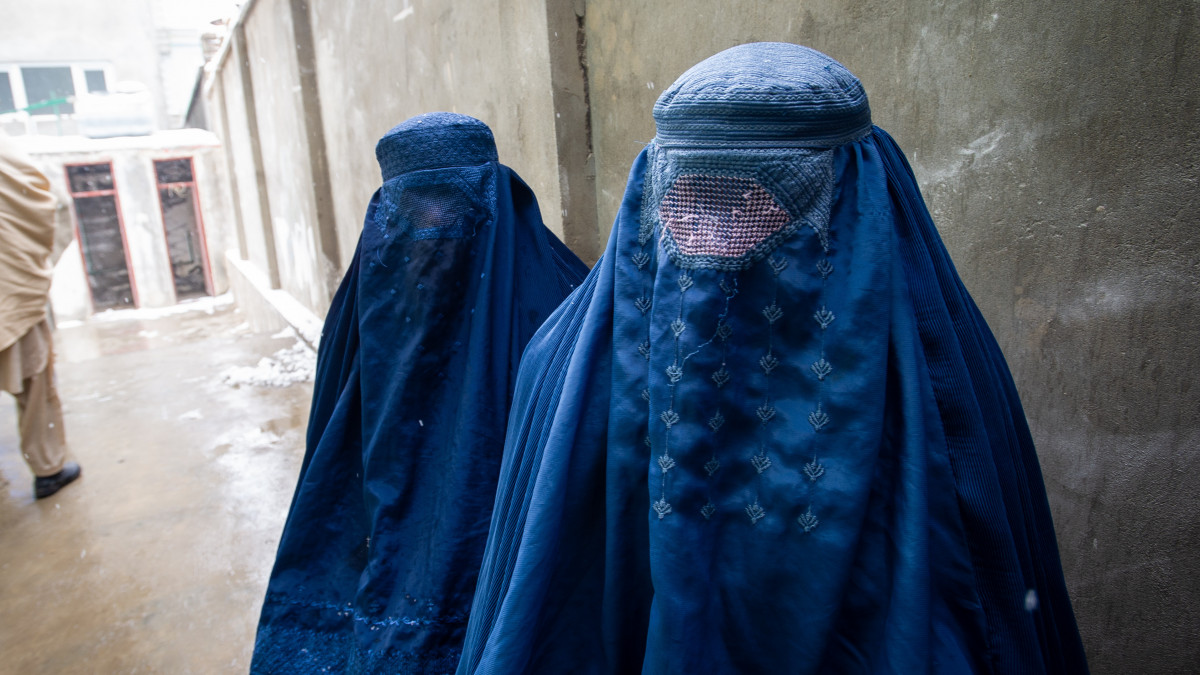 Betiltották a vidámkodást a nők számára Afganisztánban