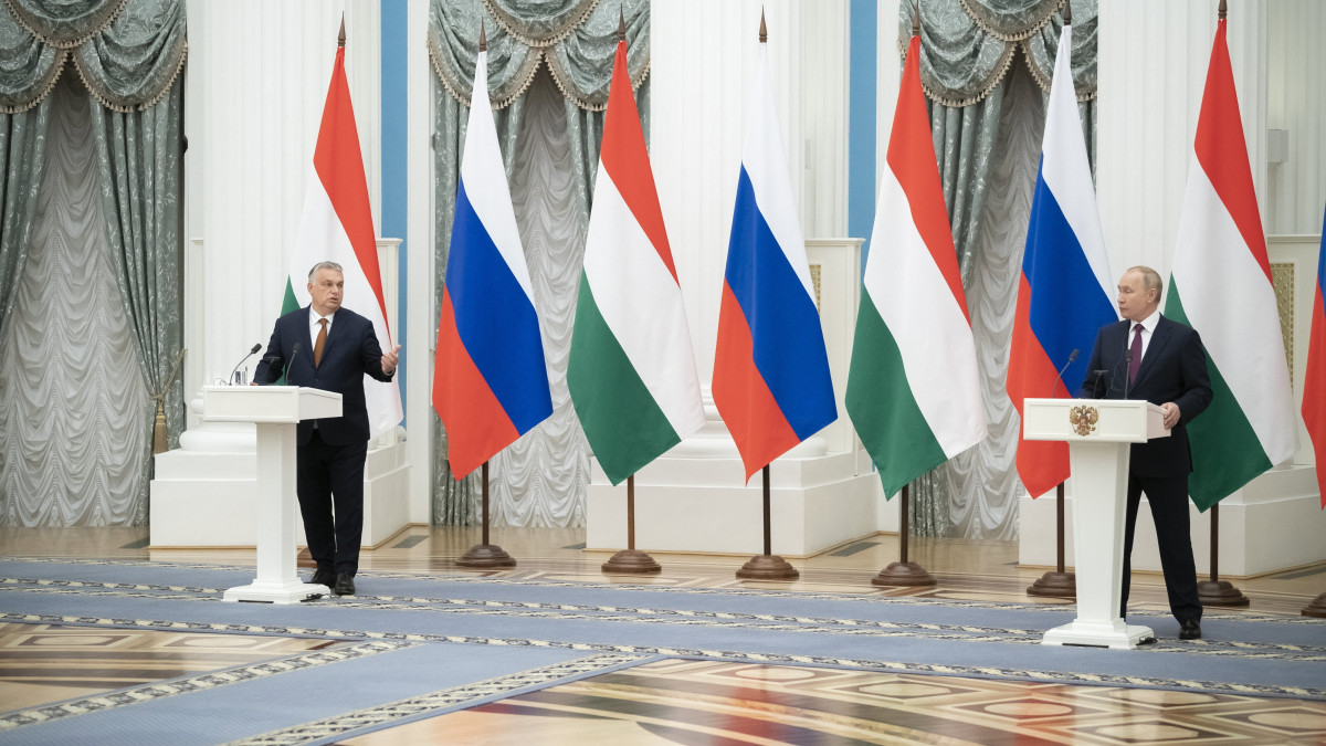 A Miniszterelnöki Sajtóiroda által közreadott képen Orbán Viktor kormányfő (b) és Vlagyimir Putyin orosz elnök sajtótájékoztatót tart tárgyalásuk után Moszkvában 2022. február 1-jén.