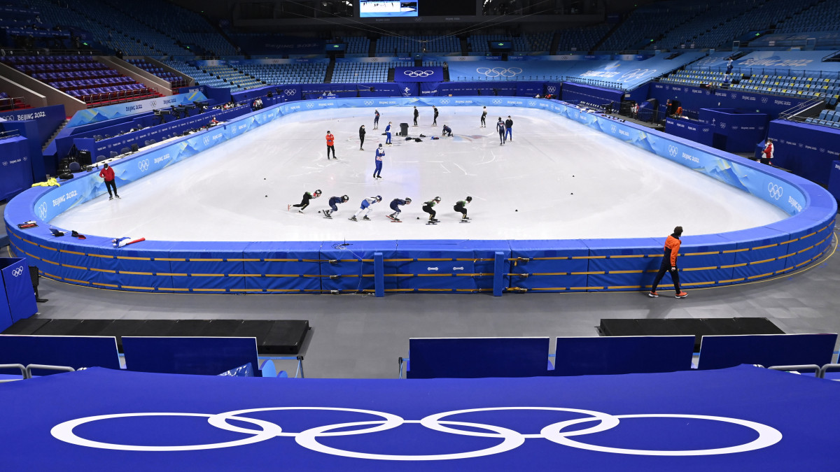 A magyar rövidpályás gyorskorcsolyázók (elöl) edzenek a Fővárosi Fedett Stadionban 2022. február 1-jén, három nappal a 2022-es pekingi téli olimpia kezdete előtt.