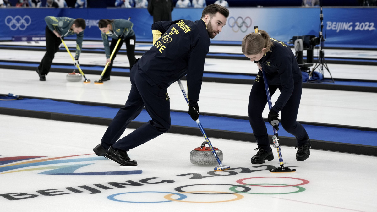 A svéd Oskar Eriksson (b) és Almida de Val a 2022-es téli olimpia férfi vegyespáros curling selejtezőjében játszott Svédország-Nagy-Britannia mérkőzésen a pekingi Nemzeti Vizi Központban 2022. február 2-án.