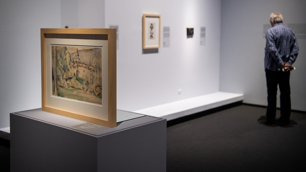 Paul Cezanne Cháteau Colombier látképe című akvarellje a Szépművészeti Múzeumban 2022. február 3-án. Ezzel a nagy értékű Cezanne-művel gyarapodott a Szépművészeti Múzeum gyűjteménye; a műtárggyal - amelynek mindkét oldalán egy-egy akvarell látható - a február 13-ig nyitva tartó, Cezanne-tól Malevicsig című kiállításon találkozhat a múzeum közönsége. A Cezanne-akvarellt a múlt év végén a Christies New York-i aukcióján vásárolta meg a múzeum.