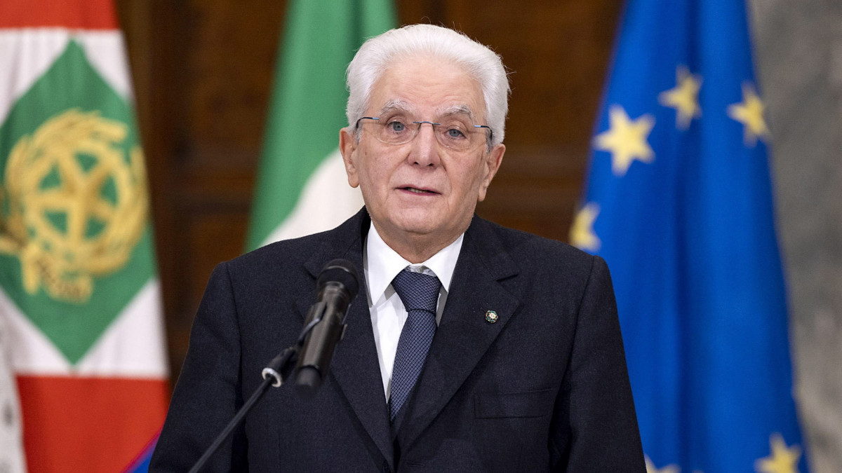 Az olasz elnöki sajtóiroda által közreadott képen Sergio Mattarella olasz államfő nyilatkozik a sajtó képviselőinek Rómában 2022. január 29-én, miután az olasz elnökválasztás nyolcadik fordulójában a római parlament a szükséges 505 szavazatot túllépve 759 vokssal az eddigi államfőt, Sergio Mattarellát választotta meg ismét köztársasági elnöknek.