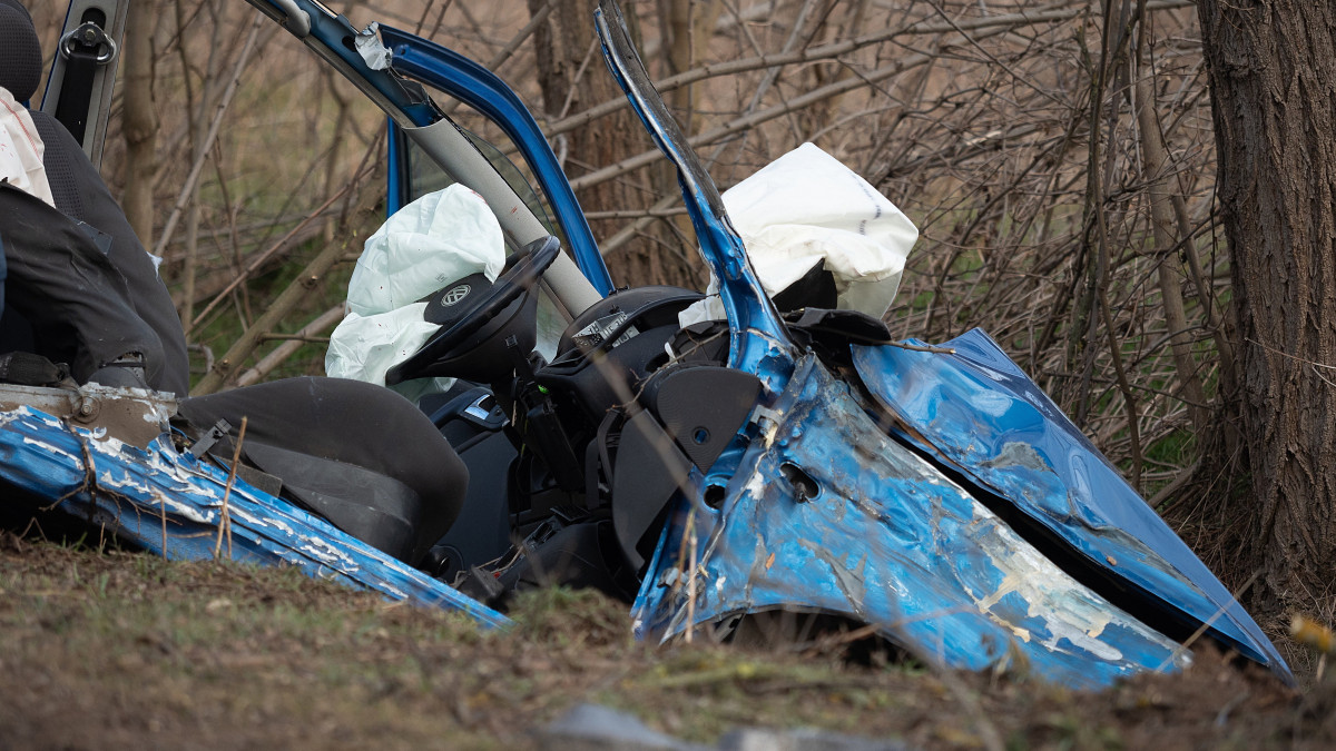 Út menti árokba csapódott személygépkocsi a Bács-Kiskun megyei Kéleshalom és Jánoshalma között 2022. február 4-én. A balesetben az autó utasa, egy 14 éves lány életét vesztette. Az autót vezető 19 éves férfi könnyebben sérült.