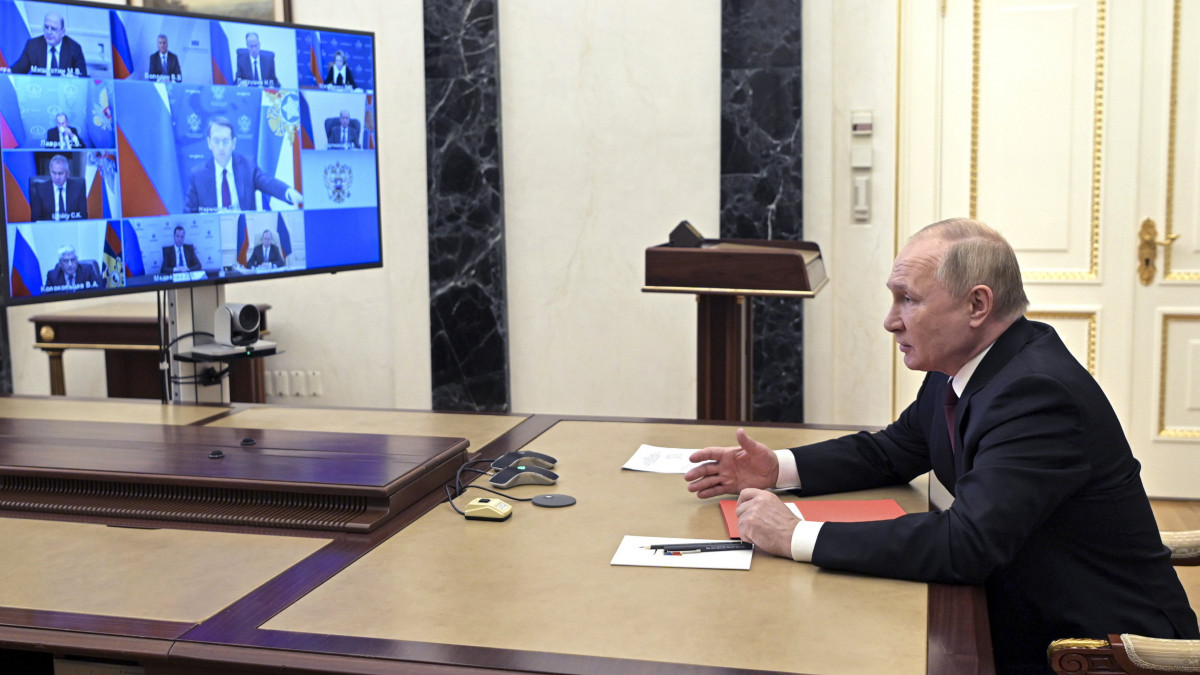 Vlagyimir Putyin orosz elnök videókonferencia keretében tárgyal az orosz biztonsági tanács tagjaival Moszkvában 2022. február 2-án.