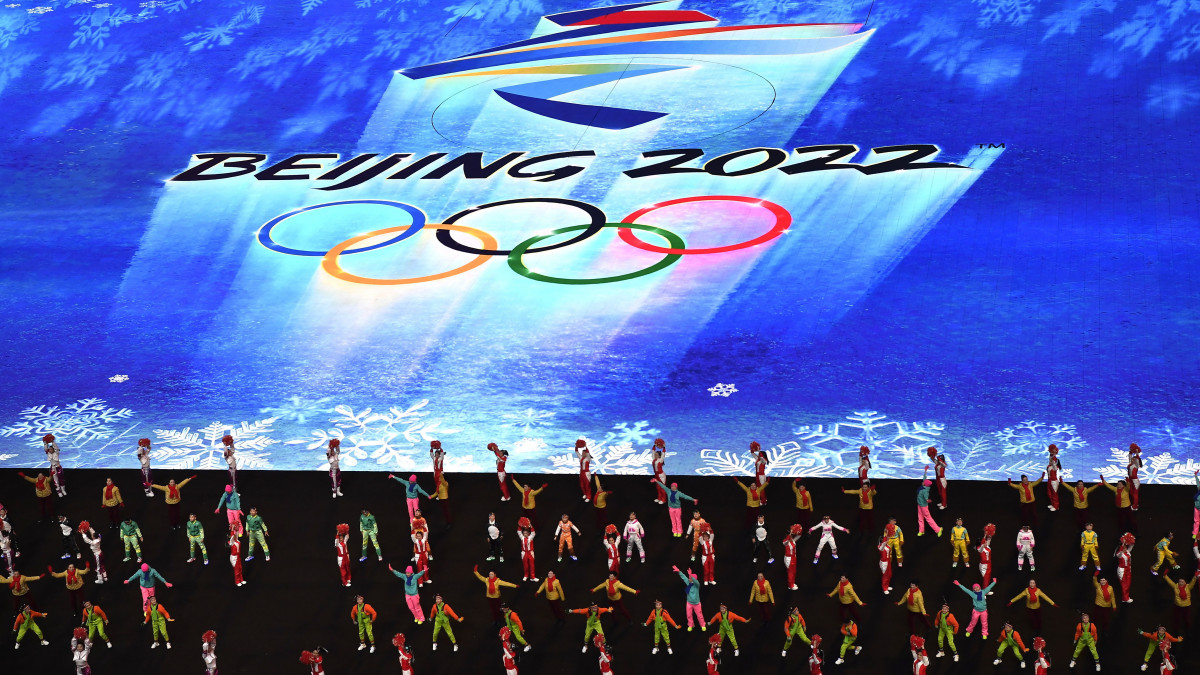 Táncosok műsora a XXIV. téli olimpia nyitóünnepségének kezdete előtt a pekingi Nemzeti Stadionban 2022. február 4-én.