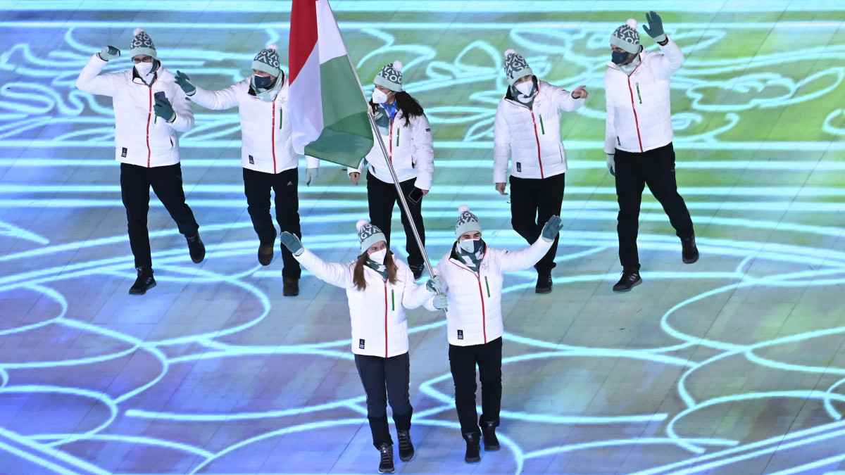 Tóth Zita és Kékesi Márton alpesi sízők viszik a nemzeti zászlót a magyar küldöttség élén a XXIV. téli olimpia nyitóünnepségén a pekingi Nemzeti Stadionban 2022. február 4-én. Tizennégy magyar sportoló indul a versenyeken.