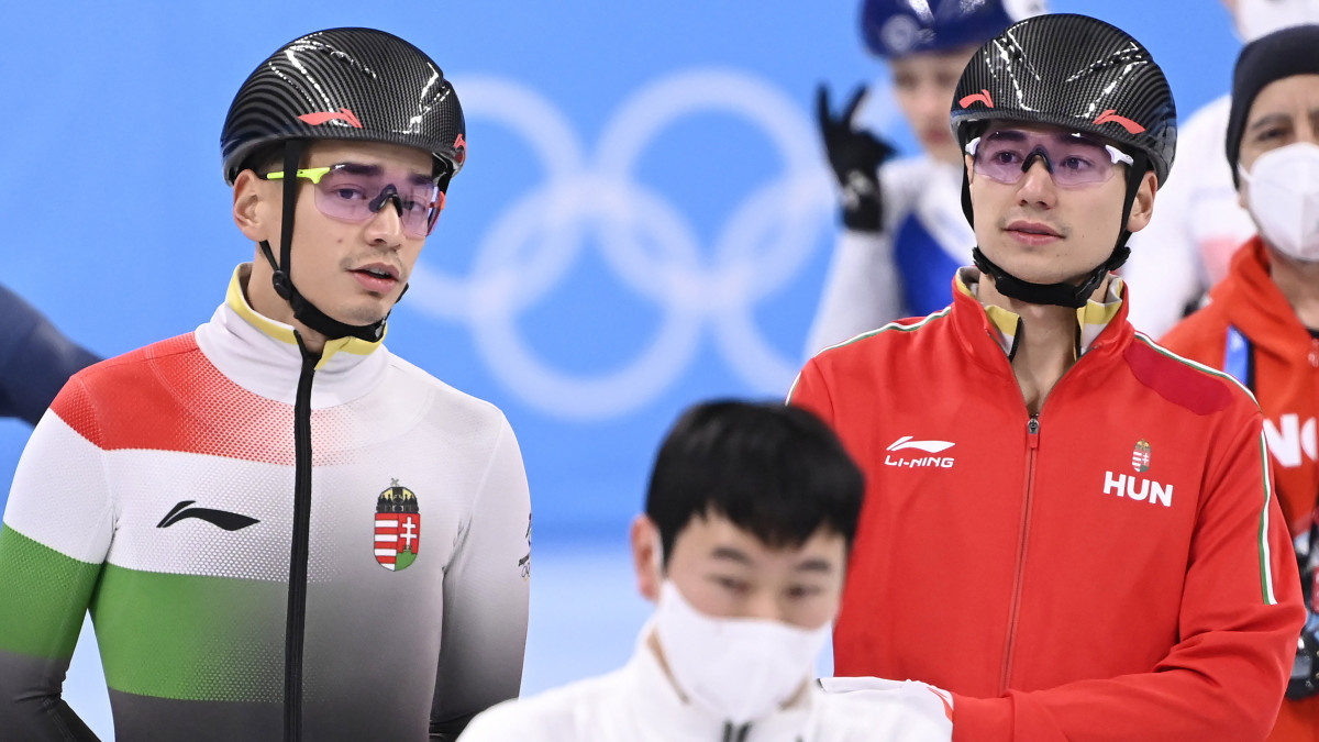 Liu Shaolin Sándor (b) és Liu Shaoang (j) a magyar rövidpályás gyorskorcsolya-válogatott edzésén a pekingi téli olimpián, a megnyitóünnepség előtti napon a Fővárosi Fedett Stadionban 2022. február 3-án.