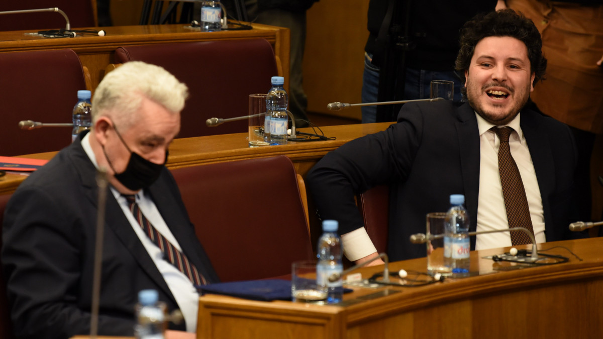 Zdravko Krivokapic montenegrói miniszterelnök (b) és Dritan Abazovic miniszterelnök-helyettes a parlament üléstermében Podgoricában 2022. február 4-én. A montenegrói képviselők nem támogatták a parlament megbízatási idejének lerövidítését, viszont megkezdték a kormány elleni bizalmatlansági indítvány tárgyalását. A montenegrói kormány ellen a kormánykoalíció Egyesült Reform Akció (URA) nevű mozgalmát vezető Dritan Abazovic, valamint az ellenzék nyújtott be bizalmatlansági indítványt január közepén.