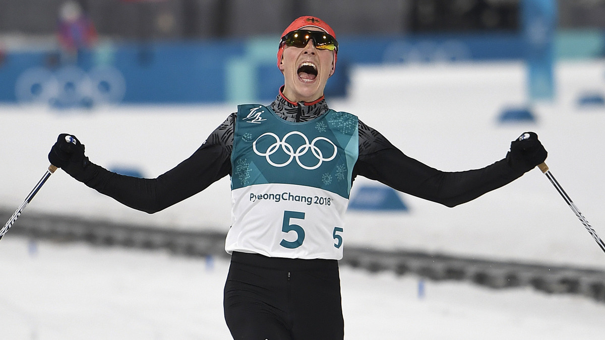 A címvédő német Eric Frenzel ünnepel, miután megnyerte az északi összetett egyéni, normálsánc és 10 km szabadstílusú sífutását a phjongcshangi téli olimpián az Alpensia Síugró Központban 2018. február 14-én.