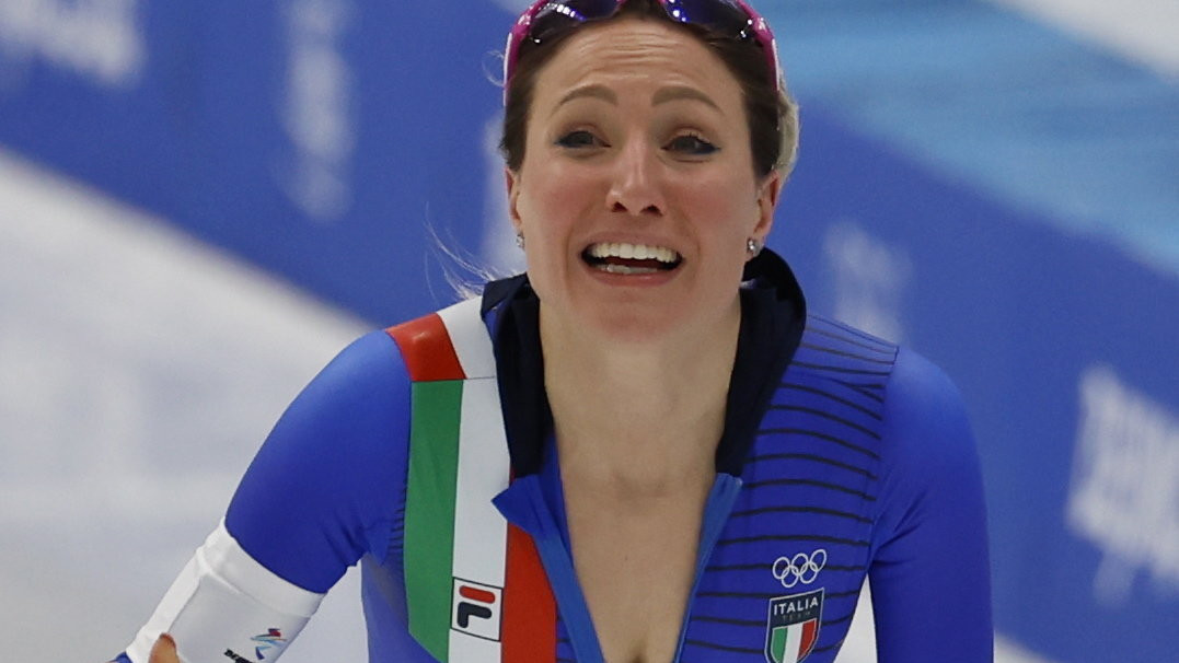 Az olasz Francesca Lollobrigida örül ezüstérmének a 2022-es téli olimpia női 3000 méteres gyorskorcsolyaversenye után a pekingi Nemzeti Gyorskorcsolyapályán 2022. február 5-én.