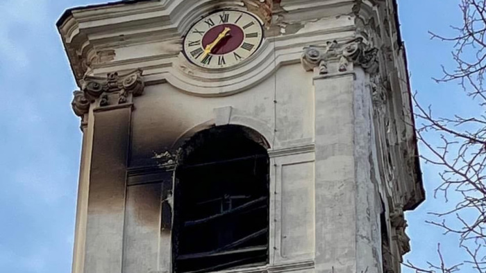 Leégett a 200 éves templomtorony - videó