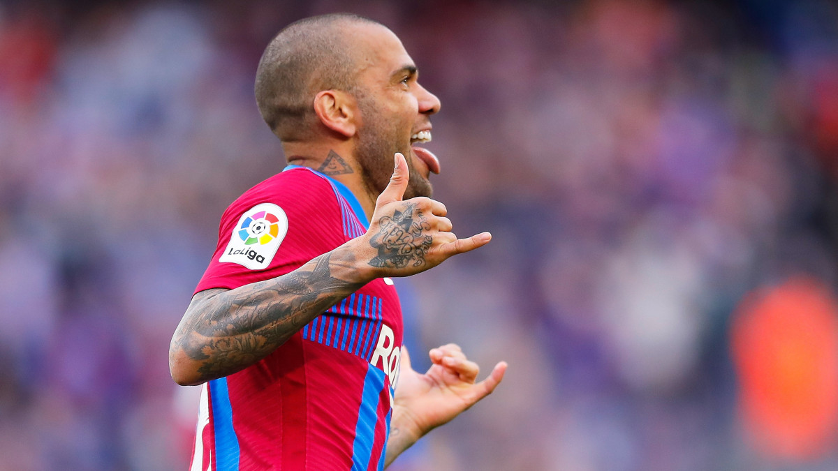 BARCELONA, SPAIN - FEBRUARY 06: Dani Alves of FC Barcelona celebrates scoring his sides 4th goal during the LaLiga Santander match between FC Barcelona and Club Atletico de Madrid at Camp Nou on February 06, 2022 in Barcelona, Spain. (Photo by Eric Alonso/Getty Images)