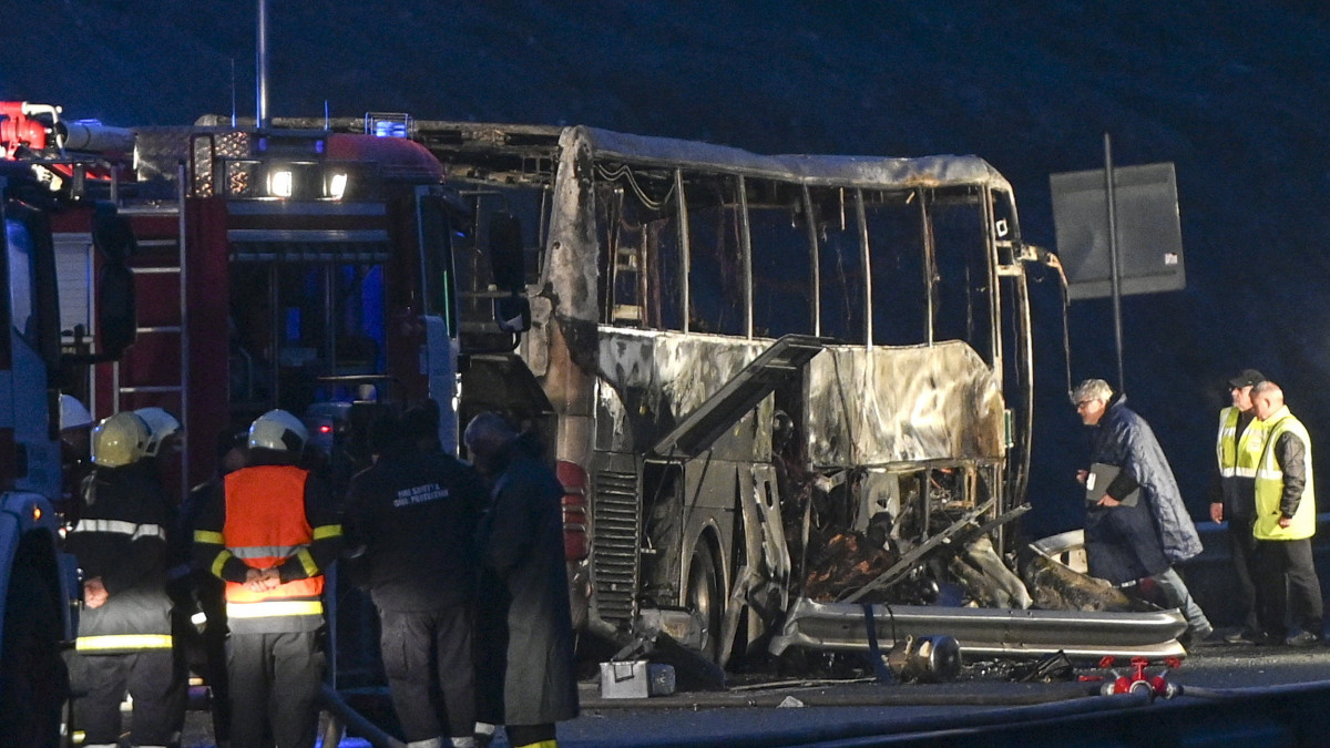 Rendőrök és tűzoltók a Szófiát Blagoevgraddal összekötő Sztruma autópályán történt buszbaleset helyszínén 2021. november 23-án. Az észak-macedóniai turistabusz súlyos balesetet szenvedett és lángra kapott, a szerencsétlenségben negyvenöt ember életét vesztette, köztük tizenkét gyerek.