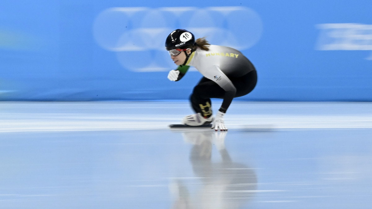 Jászapáti Petra a női rövidpályás gyorskorcsolyázók 500 méteres versenyének negyeddöntőjében a pekingi téli olimpián a Fővárosi Fedett Stadionban 2022. február 7-én.