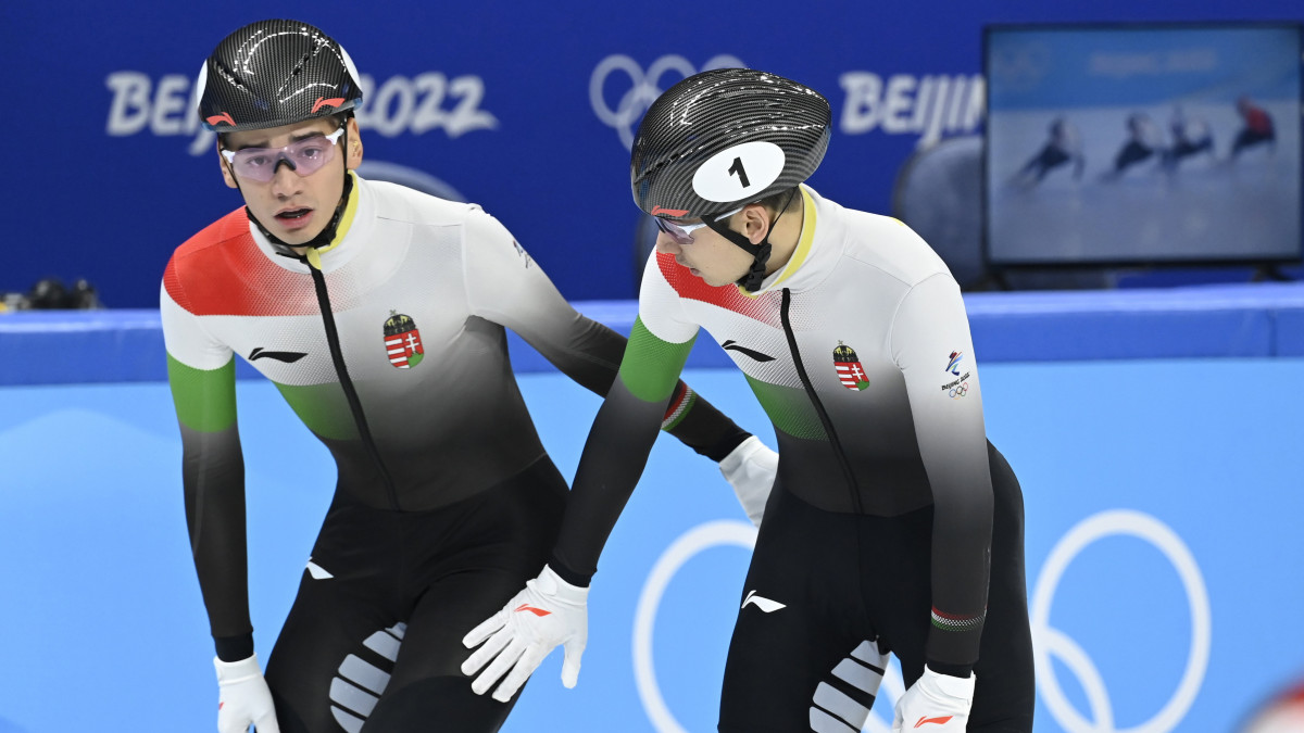 Liu Shaolin Sándor (b) és Liu Shaoang a férfi rövidpályás gyorskorcsolyázók 1000 méteres versenyének középdöntője után  a Fővárosi Fedett Stadionban a pekingi téli olimpián 2022. február 7-én.