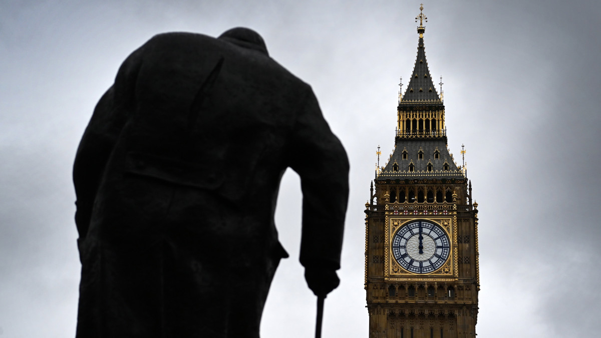 Winston Churchill néhai brit miniszterelnök szobra a londoni Parlament téren 2022. február 4-én. Boris Johnson brit miniszterelnök négy magas beosztású munkatársa lemondott posztjáról előző nap. Távozásuk szorosan összefügg azzal a belpolitikai botránnyal, amelyet a londoni kormányfői hivatalban és más kormányintézményekben a koronavírus-járvány elleni szigorú kapcsolattartási korlátozások idején tartott rendszeres összejövetelek, partik megrendezése váltott ki.
