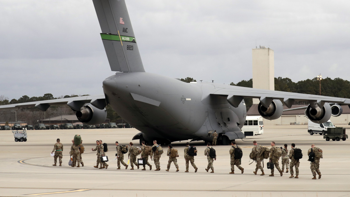 Az amerikai 18. légi szállítású hadtest katonái egy C-17-es teherszállító repülőgép felé haladnak az észak-karolinai Fort Bragg támaszpontról 2022. február 3-án. Az Egyesült Államok átmeneti jelleggel mintegy 2000 katonát küld Lengyelországba és Németországba. Nyugati országok azzal vádolját Ororszországot, hogy több mint százezer katonát vonultatott fel az ukrán határon egy esetleges invázióra készülve. A Kreml azt állítja, hogy nem áll szándékában Ukrajnát megtámadni, de hivatalos biztonsági garanciákat követel, hogy Ukrajna soha nem csatlakozik a NATO-hoz.