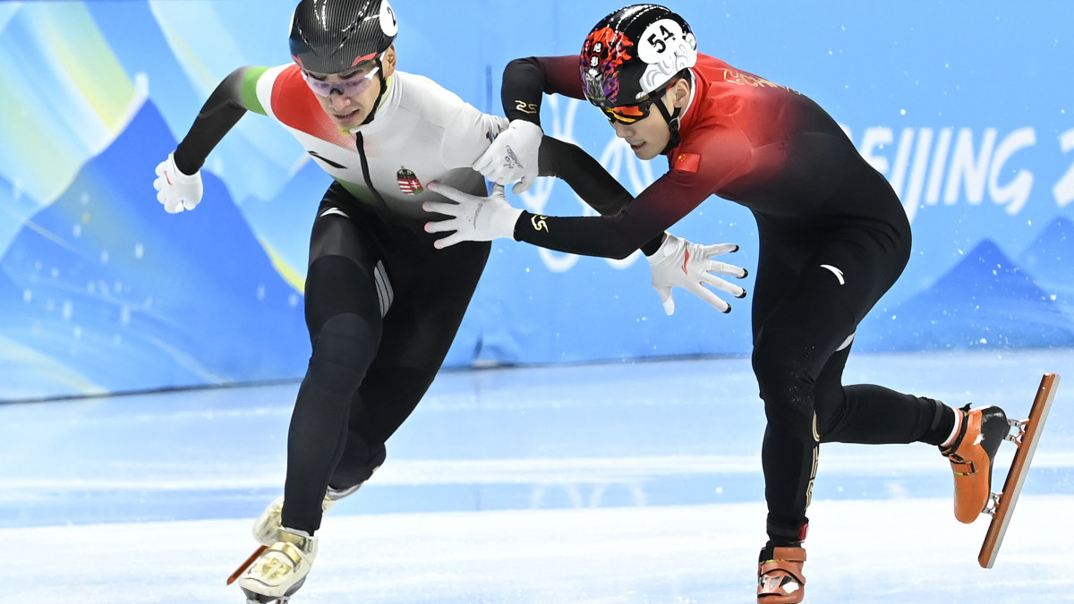 Liu Shaolin Sándor (b) és a későbbi győztes kínai Zsen Ce-vej a célban a férfi rövidpályás gyorskorcsolyázók 1000 méteres versenyének döntőjében a Fővárosi Fedett Stadionban a pekingi téli olimpián 2022. február 7-én. Liu Shaolin ugyan elsőként haladt át a célvonalon a döntőben, azaz a videózás percei alatt olimpiai bajnoknak érezhette magát, de végül a zsűri két esetben is szabálytalannak látta, sárga lapos büntetéssel zárták ki, azaz a teljes mezőny végére sorolták.