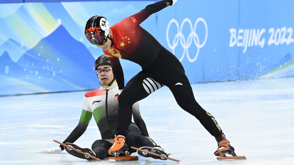 Liu Shaolin Sándor és a későbbi győztes kínai Zsen Ce-vej a férfi rövidpályás gyorskorcsolyázók 1000 méteres versenyének döntőjében a Fővárosi Fedett Stadionban a pekingi téli olimpián 2022. február 7-én. Liu Shaolin ugyan elsőként haladt át a célvonalon a döntőben, azaz a videózás percei alatt olimpiai bajnoknak érezhette magát, de végül a zsűri két esetben is szabálytalannak látta, sárga lapos büntetéssel zárták ki, azaz a teljes mezőny végére sorolták.