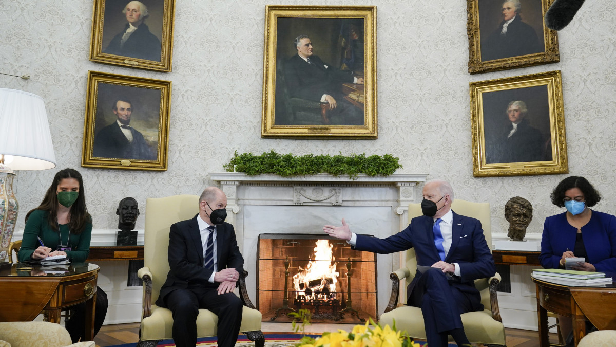 Olaf Scholz német kancellár (b2) és Joe Biden amerikai elnök (j2) megbeszélést folytat a washingtoni Fehér Ház Ovális irodájában 2022. február 7-én.