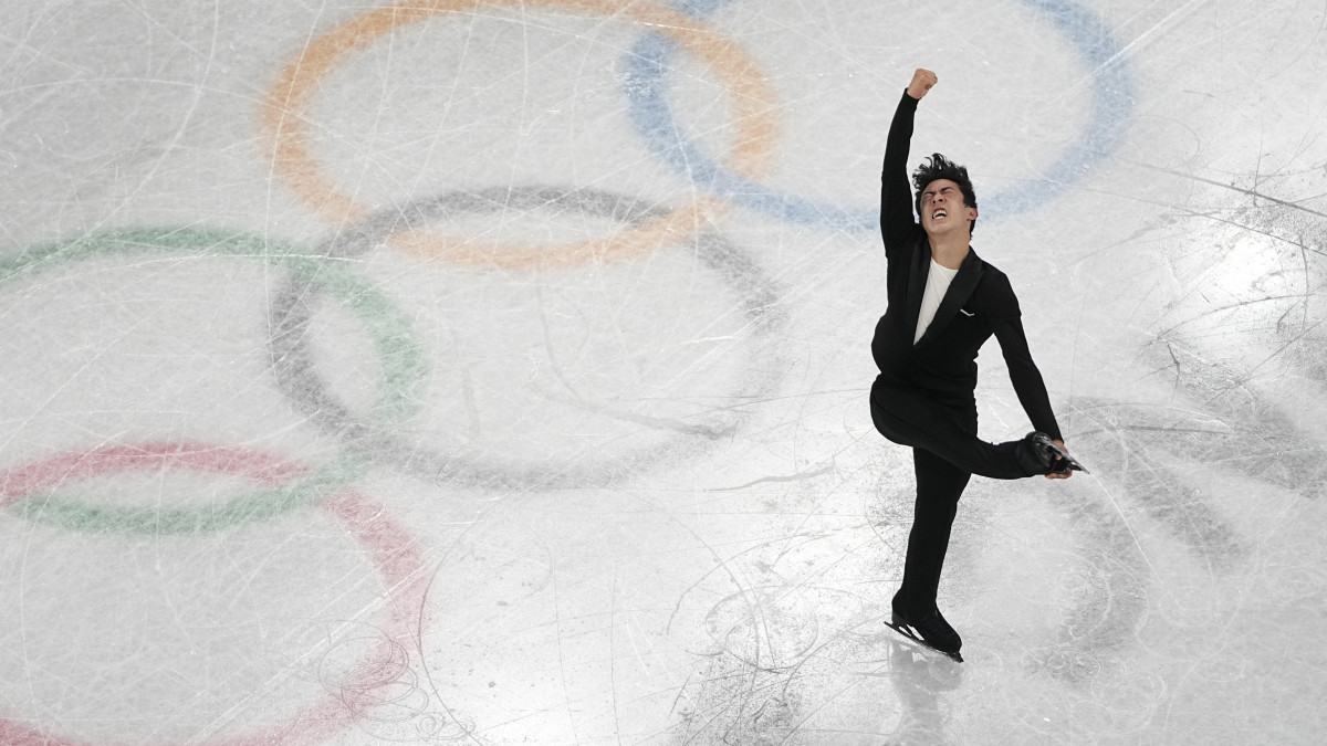 Az amerikai Nathan Chen bemutatja rövidprogramját a férfi műkorcsolyázók versenyében a 2022-es pekingi téli olimpián, a Fővárosi Fedett Stadionban 2022. február 8-án. A háromszoros világbajnok amerikai versenyző minden idők legjobb eredményét elérve áll az élen a rövidprogram után.
