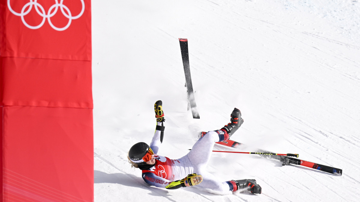 Az amerikai Nina OBrien elesik a női alpesi síelők óriás-műlesiklás számának második futamában a 2022-es pekingi téli olimpián a jencsingi zónában lévő Nemzeti Alpesisí Központban 2022. február 7-én.