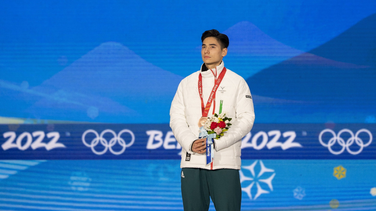 A Magyar Olimpiai Bizottság által közreadott képen a bronzérmes Liu Shaoang a férfi rövidpályás gyorskorcsolyázók 1000 méteres versenyének eredményhirdetésén a Fővárosi Fedett Stadionban a pekingi téli olimpián 2022. február 8-án.