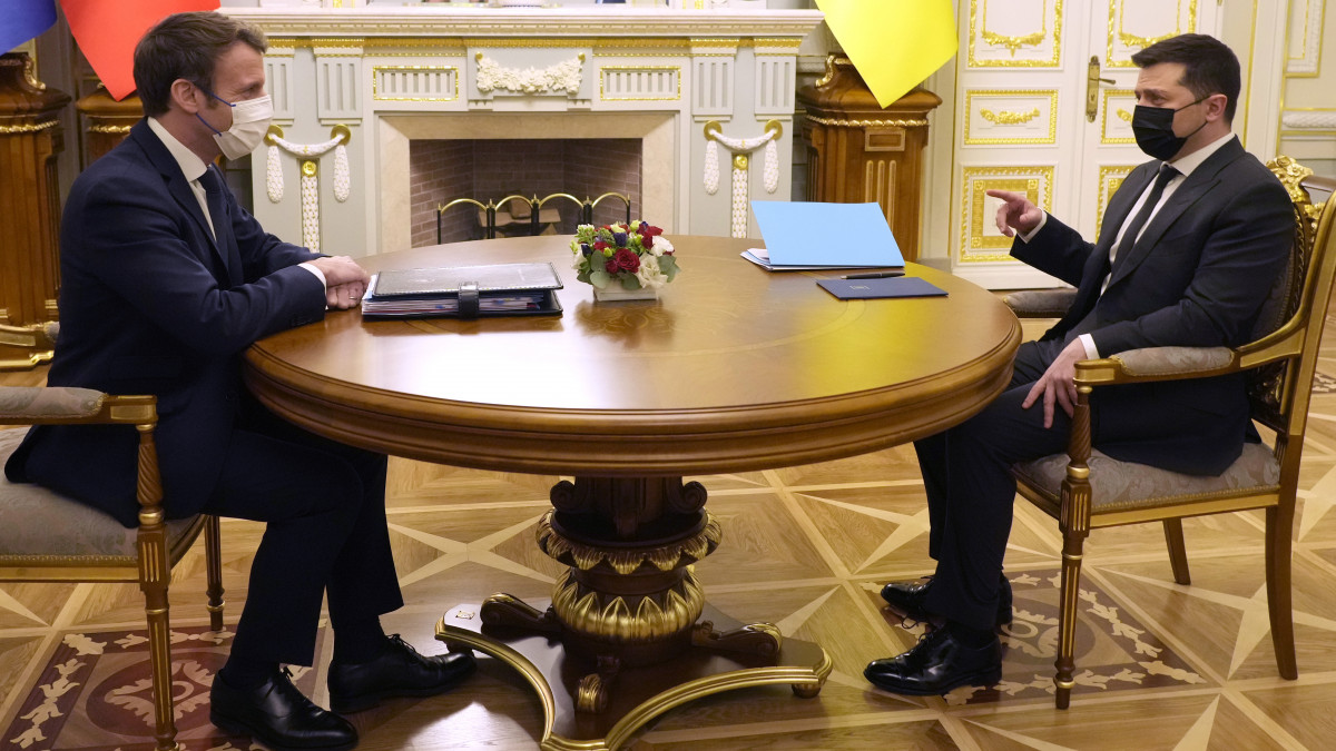 Emmanuel Macron francia elnök (b) és Volodimir Zelenszkij államfő az orosz-ukrán konfliktus békés rendezésének lehetőségéről tárgyal Kijevben 2022. február 8-án.