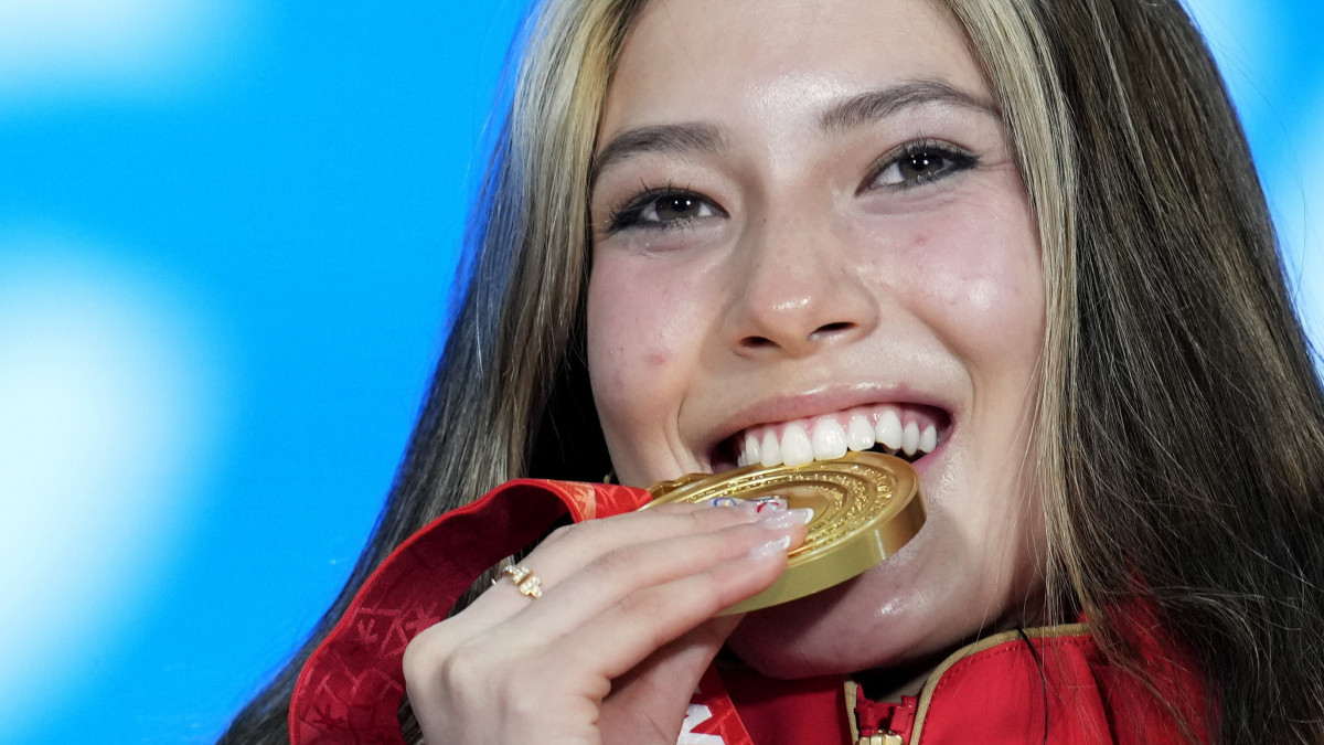 Az aranyérmes kínai Ku Aj-ling Eileen a síakrobatika női big air számának eredményhirdetésén a pekingi téli olimpián, a csangcsiakoui zónában lévő Kenting Havas Parkban 2022. február 8-án.
