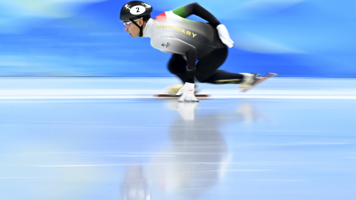 Liu Shaolin Sándor a férfi rövidpályás gyorskorcsolyázók 1500 méteres versenyének negyeddöntőjében a Fővárosi Fedett Stadionban a pekingi téli olimpián 2022. február 9-én. A magyar versenyző olimpiai rekorddal továbbjutott a középdöntőbe.