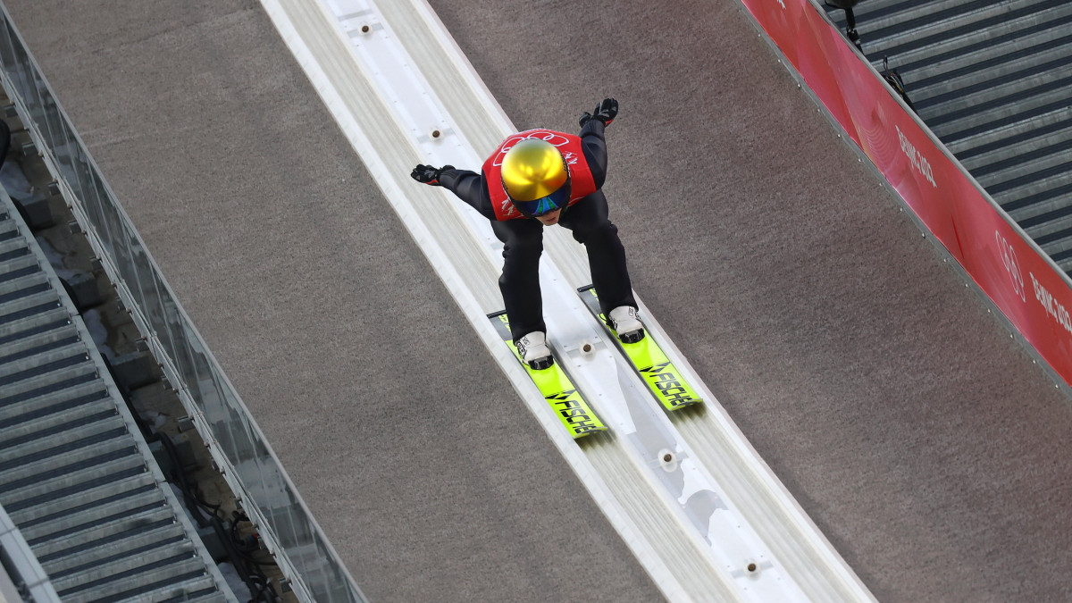 A német Vinzenz Geiger az északi összetett egyéni normálsánc versenyében a 2022-es pekingi téli olimpián, a csangcsiakoui zónában lévő Nemzeti Síugró Központban 2022. február 9-én.