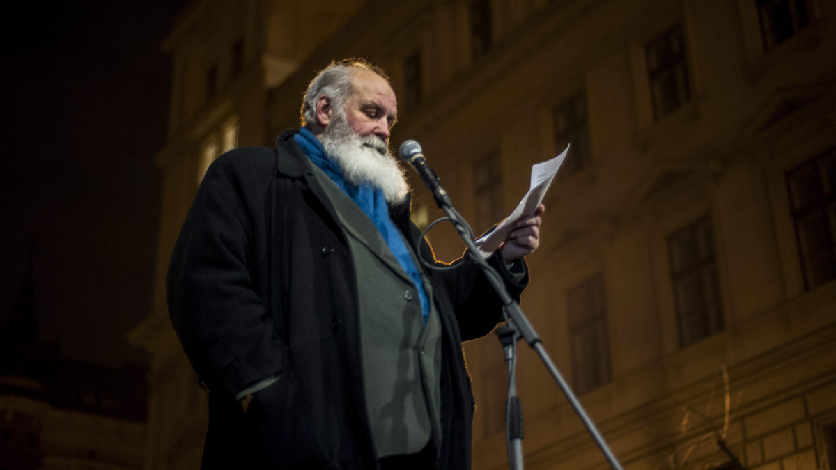 Iványi Gábor metodista lelkész beszél az Alkotmány utca és a Kossuth tér sarkán a Szabad oktatást! és az Egymillióan az internetadó ellen Facebook-csoportok demonstrációján, amelyet Nincs hova hátrálnunk! címmel tartanak Budapesten 2014. december 16-án.