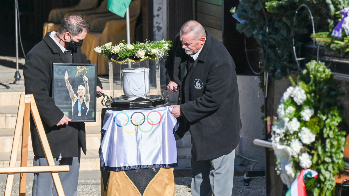 Csollány Szilveszter búcsúztatása a Farkasréti temetőben 2022. január 9-én. Az olimpiai bajnok tornász ötvenegy éves korában, január 24-én hunyt el.