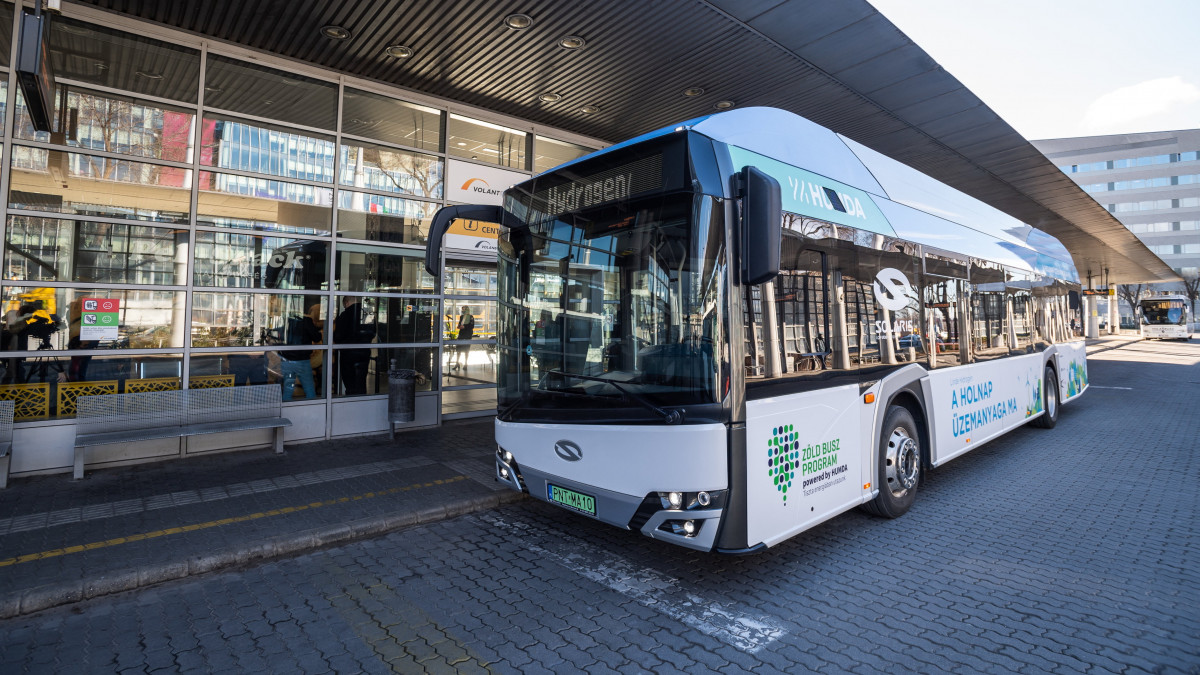 Solaris Urbino 12 hydrogen típusú, hidrogén-meghajtású autóbusz az Üllői úti buszpályaudvaron a bemutató napján, 2022. február 9-én. Először vesz részt hidrogén-meghajtású autóbusz a közösségi közlekedésben Magyarországon. A Kőbánya-Kispest és Vecsés között közlekedő üzemanyagcellás buszt a Volánbusz üzemelteti a Zöld busz program több mint három hétig tartó mintaprojektjében.