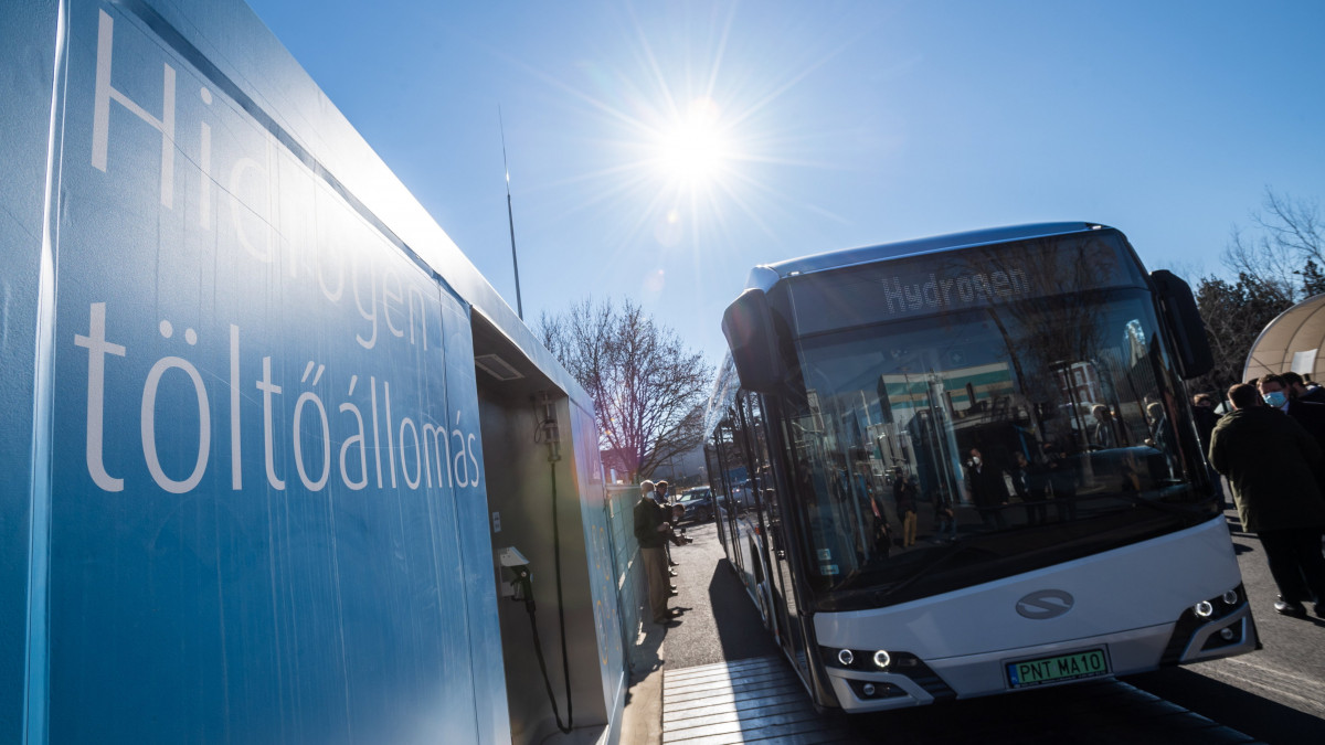 Solaris Urbino 12 hydrogen típusú, hidrogén-meghajtású autóbusz a Linde Gáz Magyarország Zrt. Illatos úti telephelyén 2022. február 9-én. Először vesz részt hidrogén-meghajtású autóbusz a közösségi közlekedésben Magyarországon. A Kőbánya-Kispest és Vecsés között közlekedő üzemanyagcellás buszt a Volánbusz üzemelteti a Zöld busz program több mint három hétig tartó mintaprojektjében.